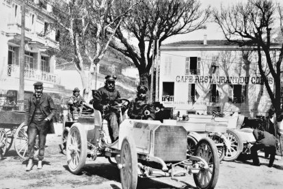 La competición sería terreno abonado para el Mercedes 35 CV, que se alzaría con diversos triunfos en la célebre Semana de Carreras de Niza (1901). MB