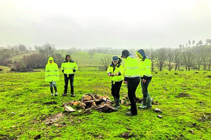Imagen de técnicos de Icamcyl en un yacimiento de Litio en Salamanca, Villasrrubias