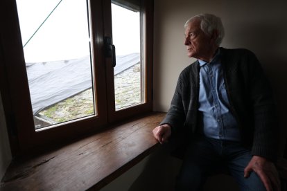 El pintor Luis Gómez Domingo en su casa estudio de Lombillo de los Barrios