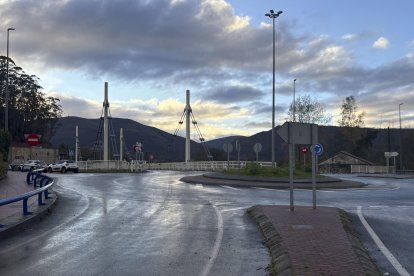 <p>Tres jóvenes de 22, 23 y 25 años, han fallecido esta madrugada tras salirse de vía el vehículo en el que viajaban en la N-634, en el municipio de Cabezón de la Sal. El conductor ha perdido el control del vehículo y se ha subido por una isleta dando varias vueltas hasta quedar detenido en el aparcamiento de un restaurante cercano. El accidente ha tenido lugar a las 00.30 horas en el punto kilomé