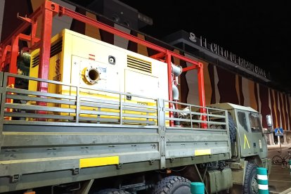 La bomba que usa la UME para achicar agua en la balsa de Berbes.