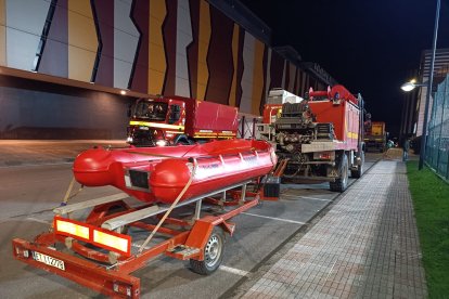 Una lancha para los trabajos que realizarán previamente en la balsa.