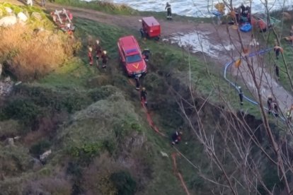 La UME de León y la Policía de Asturias realizan la misión en la balsa de la mina de Berbes.