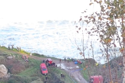 La UME de León y la Policía de Asturias realizan la misión en la balsa de la mina de Berbes.