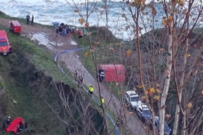La UME de León y la Policía de Asturias realizan la misión en la balsa de la mina de Berbes.