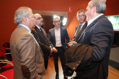 Torné y Morala junto a los miembros de la mesa redonda sobre pymes