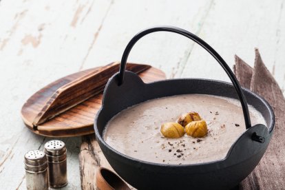 Una receta sencilla con alma de alta cocina: la sopa de castañas del Bierzo reinterpretada por Juanjo Pérez