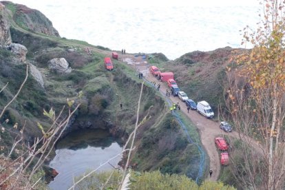 Las mangueras de extracción del agua serpentean el barranco del paraje El Frondil, donde se encuentra la balsa de la antigua mina Santa Ana.
