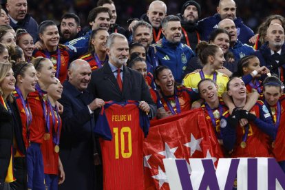 El rey Felipe VI con una camiseta de España con su nombre junto a las campeonas.