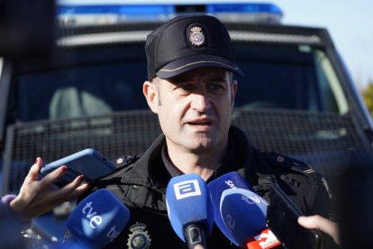 El portavoz de la Policía Nacional, Rubén Llano en declaraciones a los medios en relación a la búsqueda por parte de la Policía y la Unidad Militar de Emergencias (UME) de los cuerpos de la mujer y de su bebé desaparecidos en la provincia de León en el año 1987