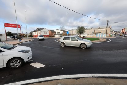 La rotonda recién estrenada está ya en uso por los vehículos.