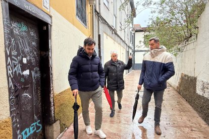 Visita de representantes del Partido Popular al barrio de Santa Marina en León.