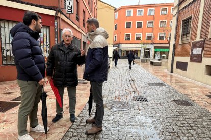 Visita de representantes del Partido Popular al barrio de Santa Marina en León.