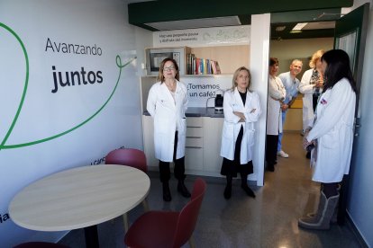 El Caule abre una nueva sala de respiro en la Planta de Oncología gracias a la Asociación Española contra el Cáncer.
