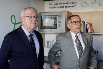 El Caule abre una nueva sala de respiro en la Planta de Oncología gracias a la Asociación Española contra el Cáncer.