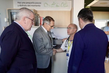El Caule abre una nueva sala de respiro en la Planta de Oncología gracias a la Asociación Española contra el Cáncer.