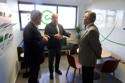 El Caule abre una nueva sala de respiro en la Planta de Oncología gracias a la Asociación Española contra el Cáncer.