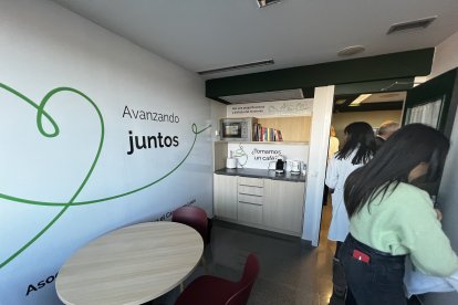 El Caule abre una nueva sala de respiro en la Planta de Oncología gracias a la Asociación Española contra el Cáncer.