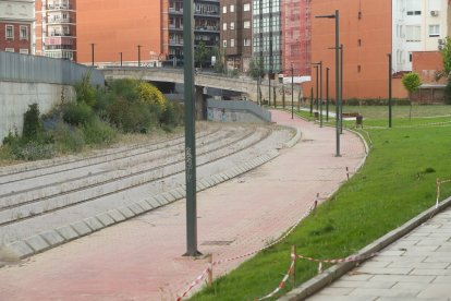 Dejadez y abandono de la línea de Ancho Métrico en León.