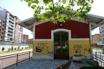 Dejadez y abandono de la línea de Ancho Métrico en León.