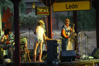 Actuación del grupo Dada Jazz en la estación de Matallana durante las fiestas de San Juan y San Pedro en 2002.