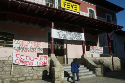 Huelga de trabajadores de Feve por un convenio firmado en 2003.