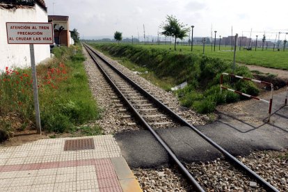 Vía junto al apeadero de la Universidad en Mariano Andrés en el año 2006.