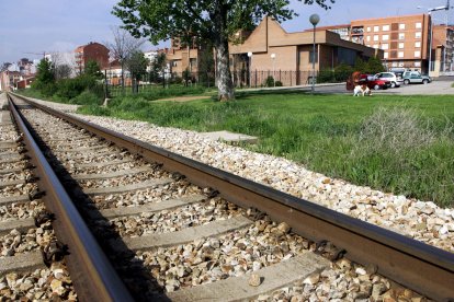 Vía junto al apeadero de la Universidad en Mariano Andrés en el año 2006.