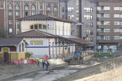 Obras de la estación de León de Feve en el año 2013.