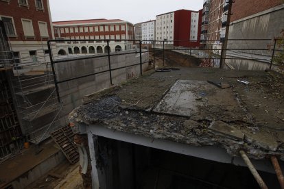 Obras en el puente de los Maristas en León en el año 2012.