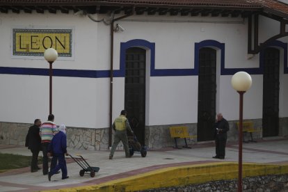 Los trenes de Feve realizan la última salida con viajeros de la estación de Matallana en León.
