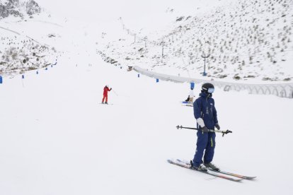 Primer día de esquí en la estación de San Isidro en León.