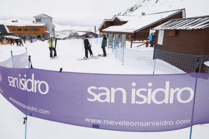 Primer día de esquí en la estación de San Isidro en León.