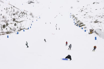 Primer día de esquí en la estación de San Isidro en León.