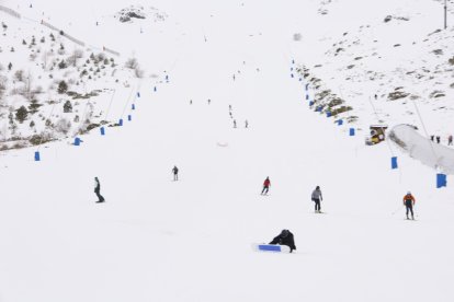 Primer día de esquí en la estación de San Isidro en León.