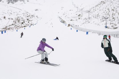 Primer día de esquí en la estación de San Isidro en León.