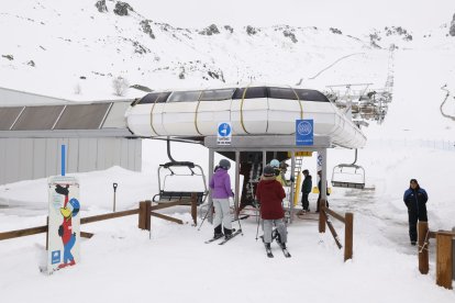 Primer día de esquí en la estación de San Isidro en León.