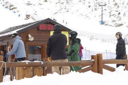 Primer día de esquí en la estación de San Isidro en León.