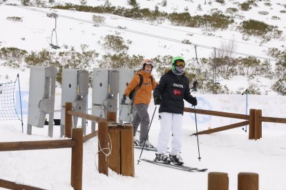 Primer día de esquí en la estación de San Isidro en León.