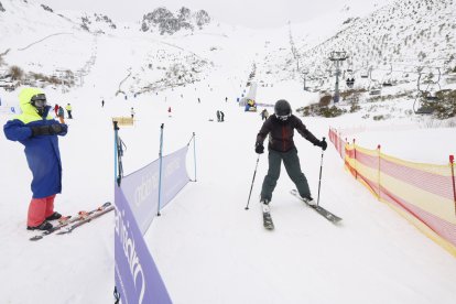 Primer día de esquí en la estación de San Isidro en León.