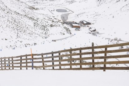 Primer día de esquí en la estación de San Isidro en León.