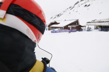 Primer día de esquí en la estación de San Isidro en León.