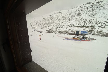 Primer día de esquí en la estación de San Isidro en León.