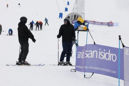 Primer día de esquí en la estación de San Isidro en León.