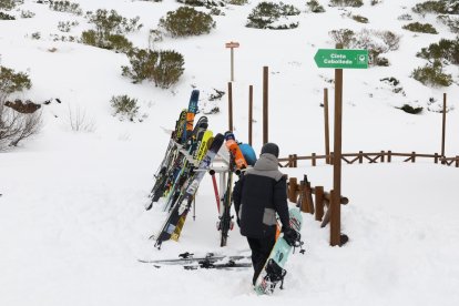 Primer día de esquí en la estación de San Isidro en León.