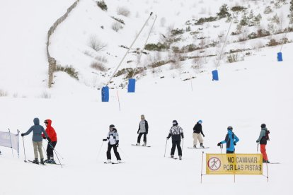 Primer día de esquí en la estación de San Isidro en León.
