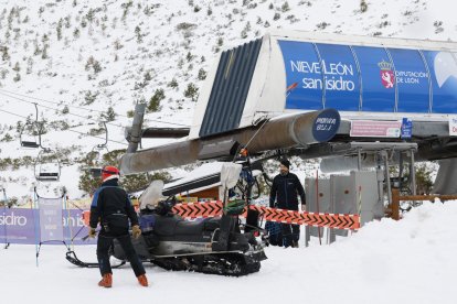 Primer día de esquí en la estación de San Isidro en León.