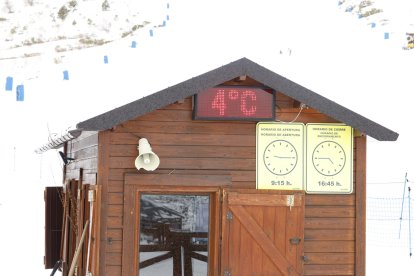 Primer día de esquí en la estación de San Isidro en León.