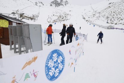 Primer día de esquí en la estación de San Isidro en León.