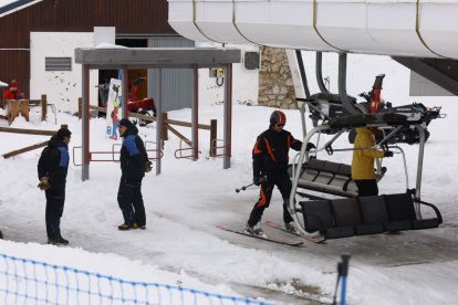 Primer día de esquí en la estación de San Isidro en León.